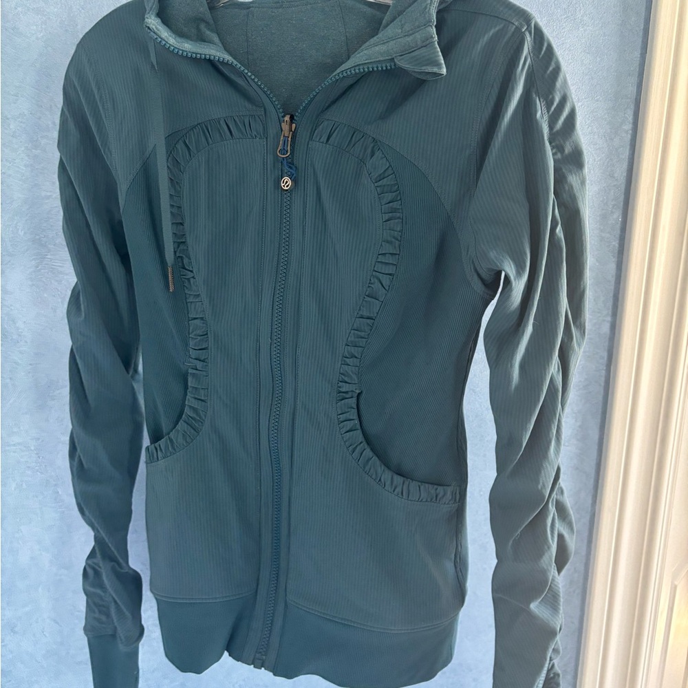 LIKE NEW LULULEMON Size 4 Teal Sweater/Jacket